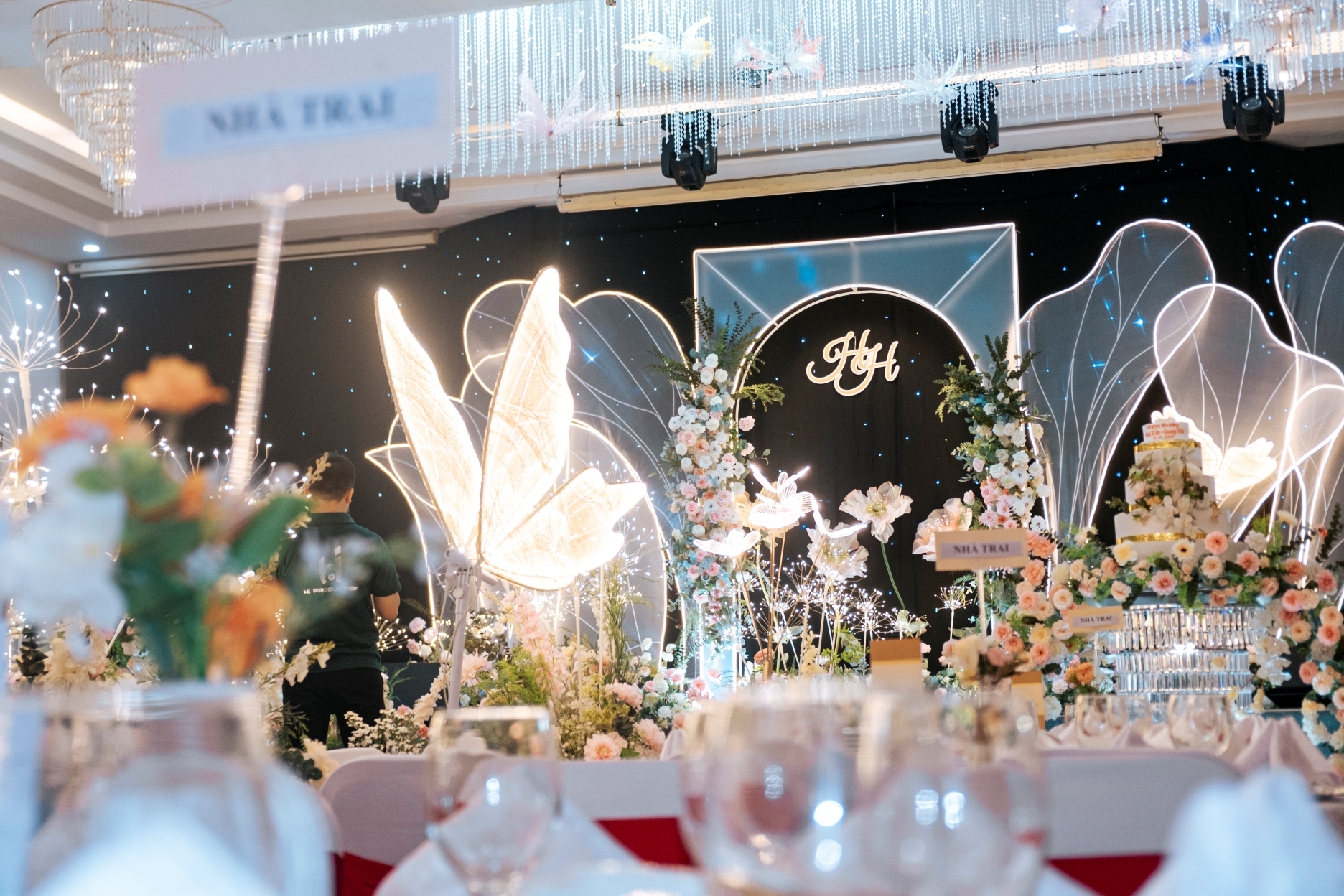 MẪU BACKDROP SÂN KHẤU CAO CẤP - PHONG CÁCH HIỆN ĐẠI & SANG TRỌNG - PHÙ HỢP TIỆC CƯỚI