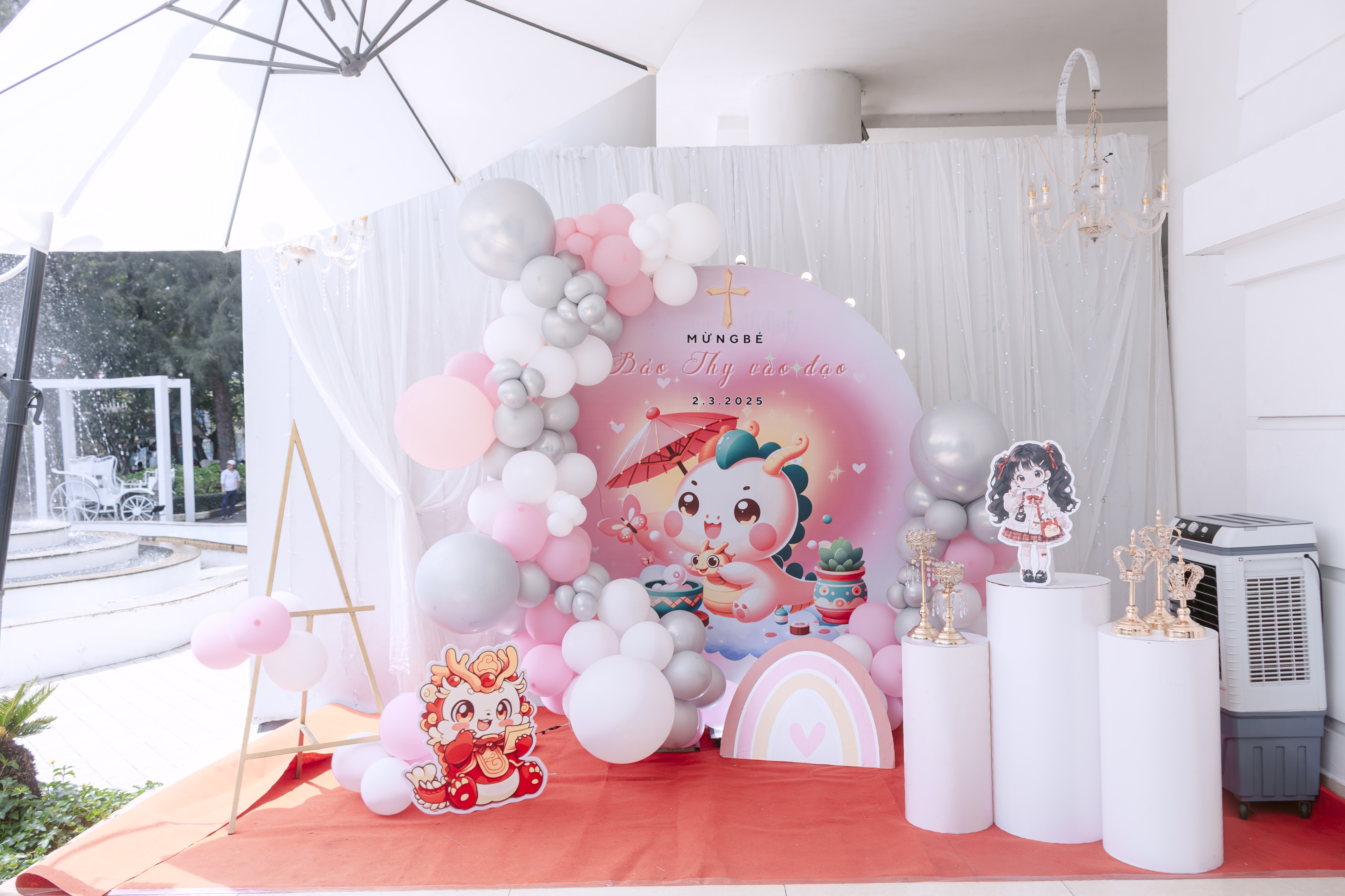 Backdrop thôi nôi sinh nhật màu hồng