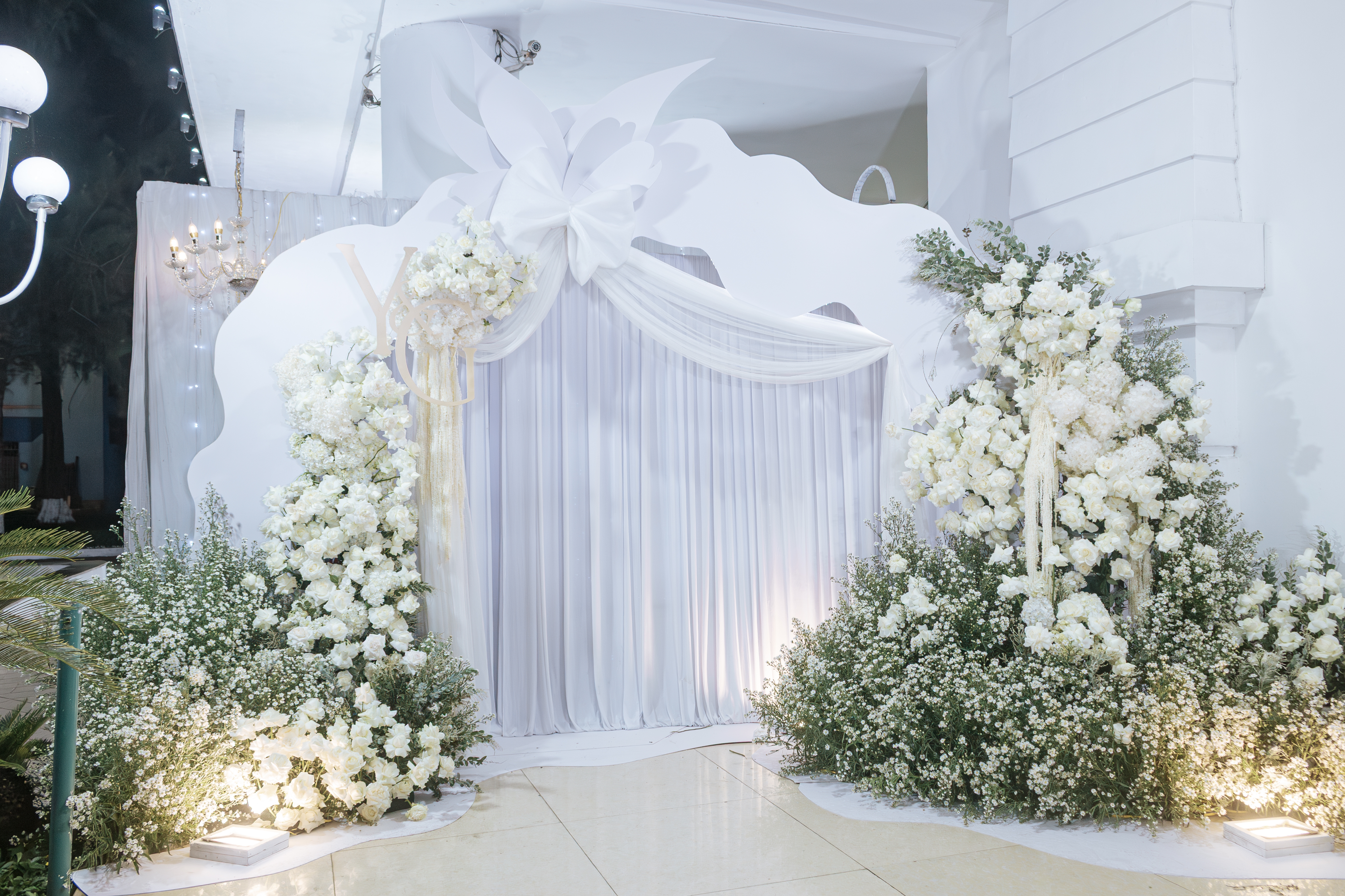 Mẫu Backdrop Tiệc Cưới Hoa Lá Tông Trắng Tinh Tế