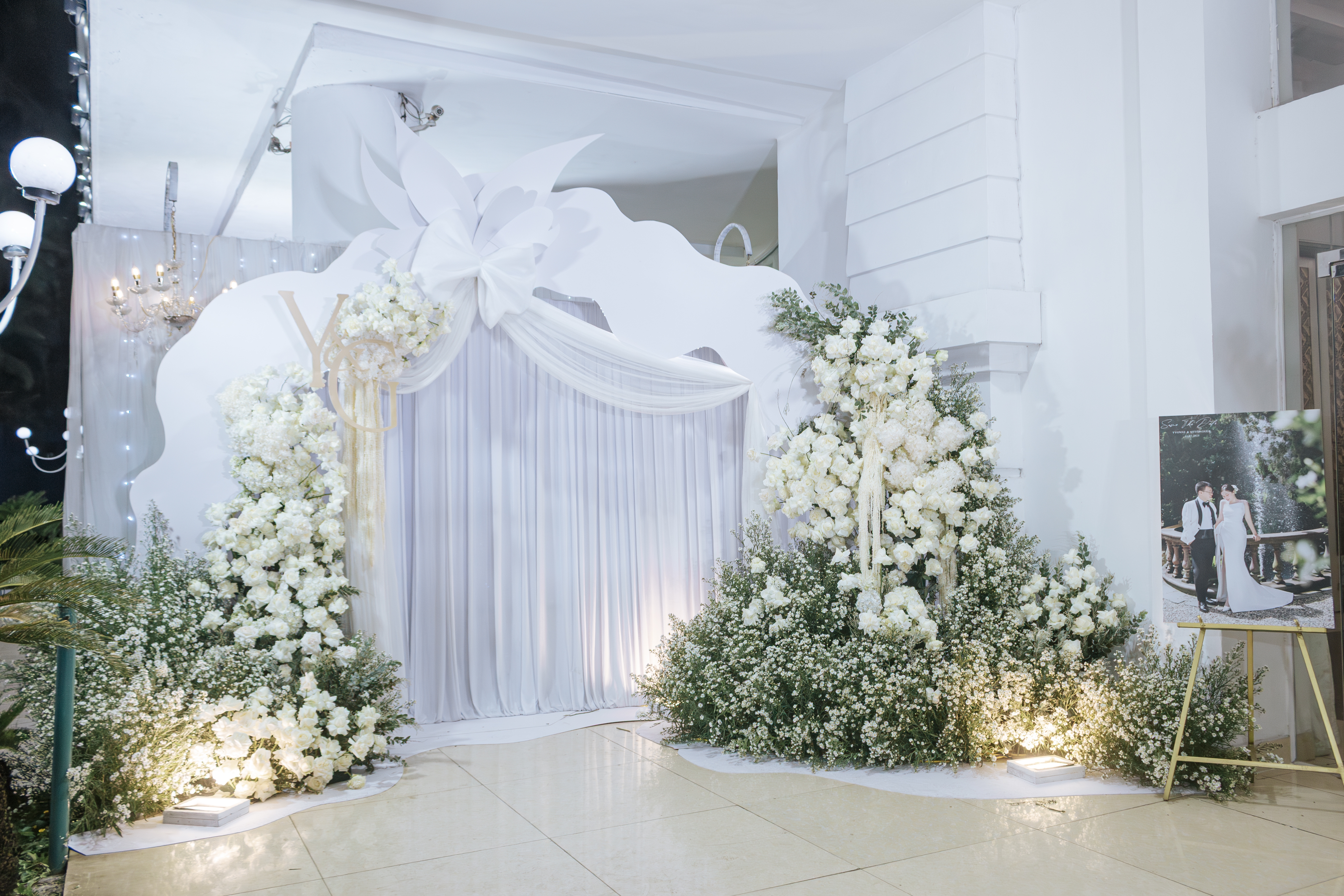 Mẫu Backdrop Tiệc Cưới Hoa Lá Tông Trắng Tinh Tế