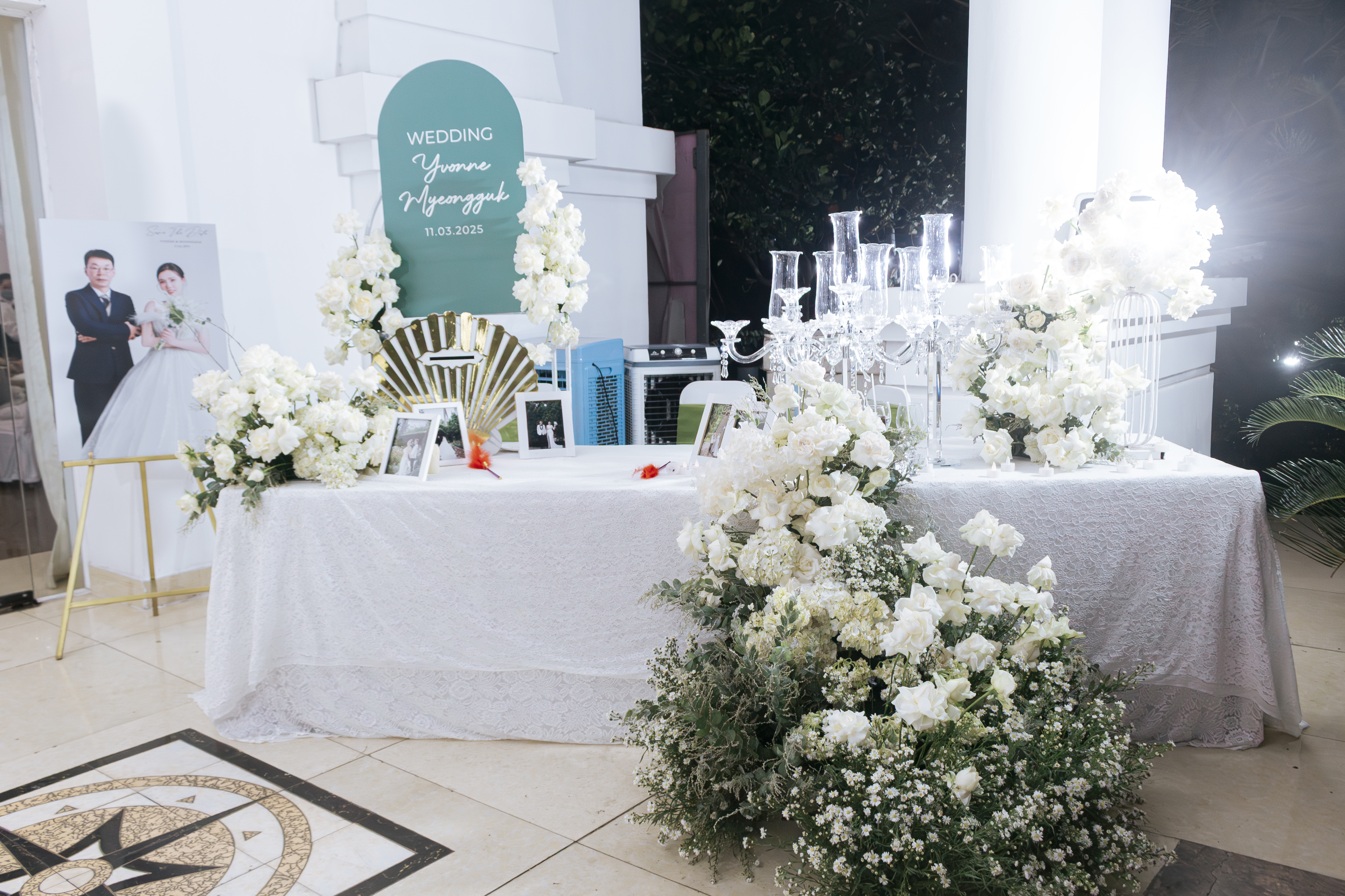 Mẫu Backdrop Tiệc Cưới Hoa Lá Tông Trắng Tinh Tế