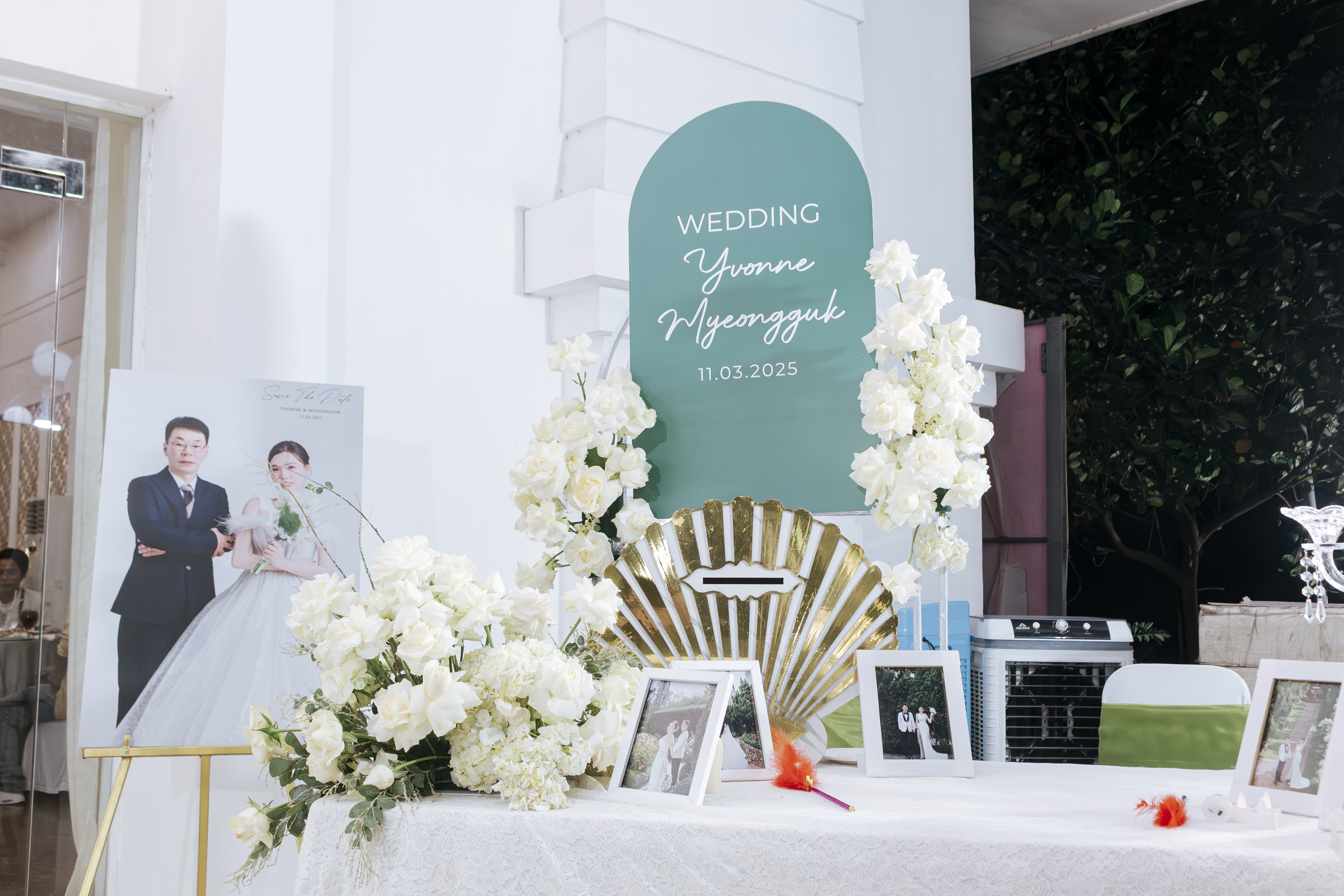 Mẫu Backdrop Tiệc Cưới Hoa Lá Tông Trắng Tinh Tế