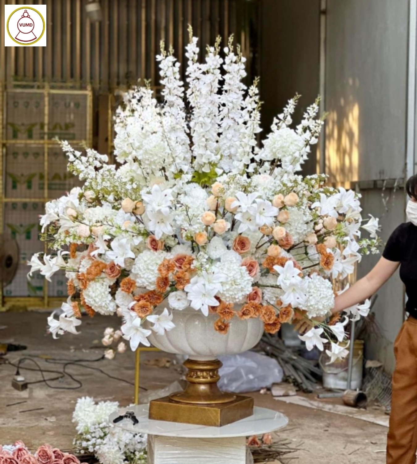 Bình hoa trang trí sảnh lớn nhà hàng khách sạn