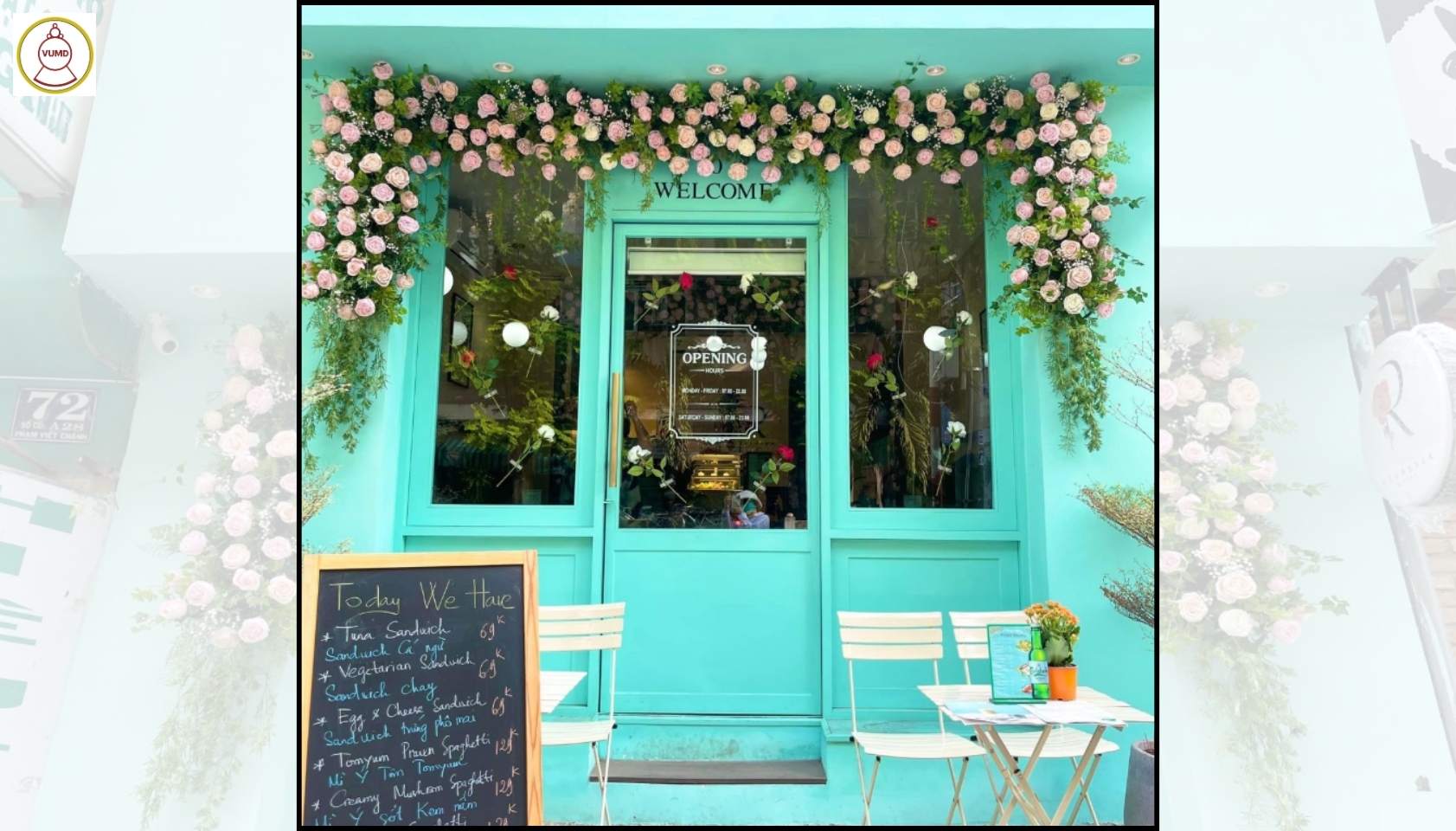 Mảng hoa lụa trang trí quán cafe